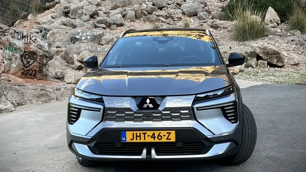 Markantes Gesicht mit „Dynamic Shield 2.0“-Design und breiter LED-Signatur – der Eclipse Cross setzt auf Eigenständigkeit trotz Renault-Basis.